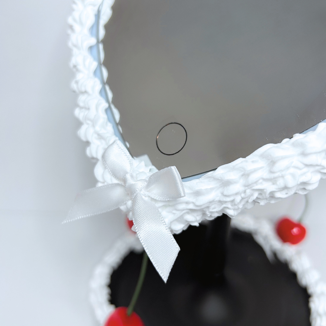 Close-up of the LED ring light on the black Heart-Shaped Cake Mirror for bright, flawless lighting.