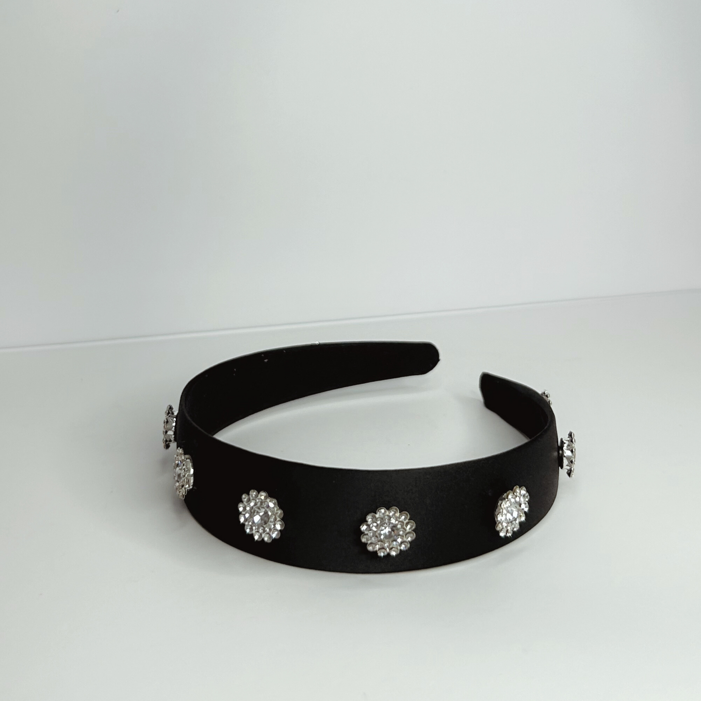 Black sunflower headband with elegant floral details, ideal for enhancing both casual and formal looks.