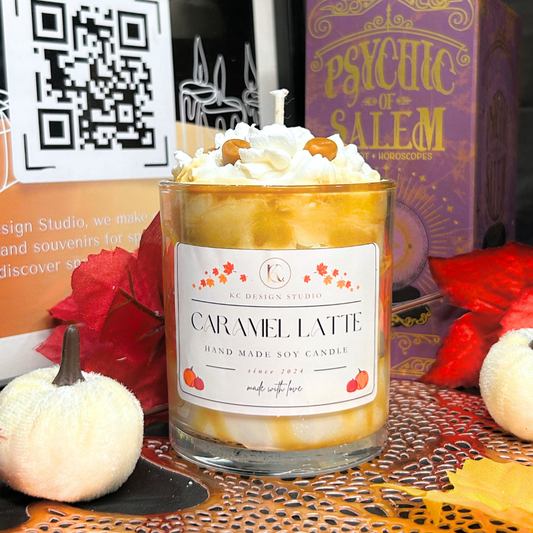 Caramel Latte candle with decorative elements and an autumn label with pumpkins and leaves.