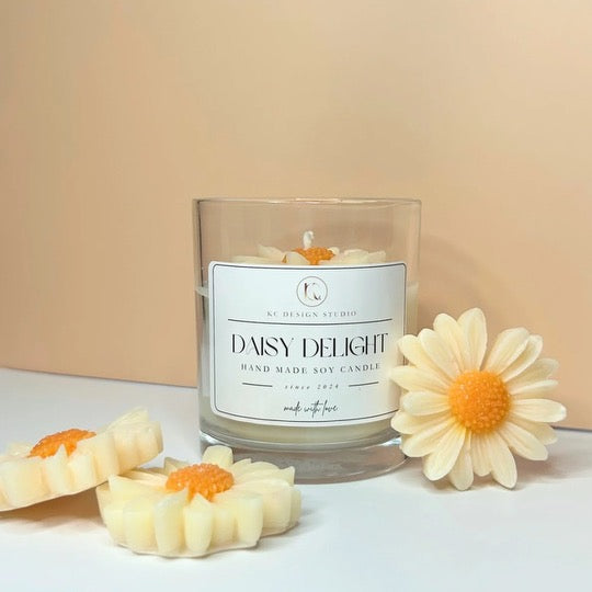 Front view of the 10oz Daisy Delight Candle adorned with wax daisy flowers, showcasing its vibrant design and refreshing aroma.