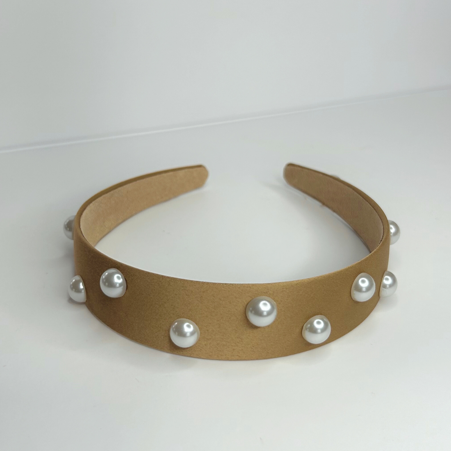 Gold pearl headband showcasing a sophisticated design, perfect for any occasion.