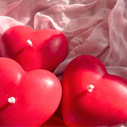 Set of three stacked heart-shaped candles with a sweet strawberry scent, designed for decoration and a cozy ambiance.